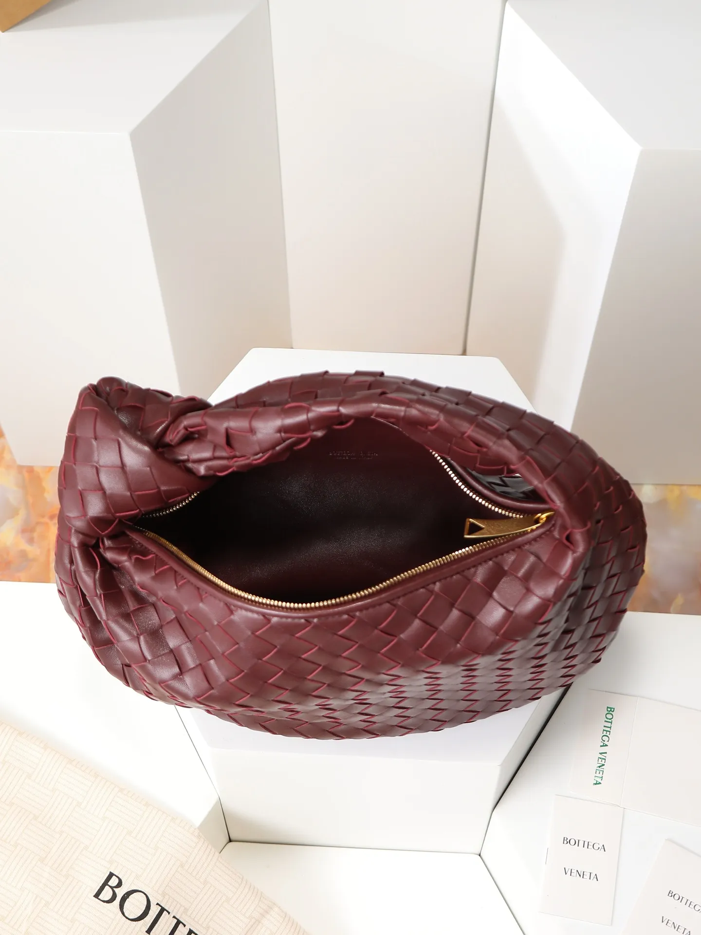 1100. 🌟𝐁𝐨𝐭𝐭𝐞𝐠𝐚 𝐕𝐞𝐧𝐞𝐭𝐚 ——— jodie (medium size) The medium size is very attractive in real life. It is firm and sturdy in the hand. The first impression is that it is particularly durable👍 You can see the well-designed knot on the handle. When carrying it on the shoulder, pay attention to the knot being placed directly under the hand. In this way, it can not only fix the position of the handbag, but also prevent the handbag from slipping due to long walks. It can easily accommodate a variety of cosmetics. In one word, it is "very easy to hold". Style number: 690225 Size: 36✖️21✖️13